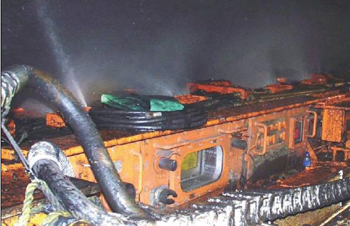 Направляющие форсунки, установленные на стороне корпуса выемочного комбайна, обращённой к разрушаемому угольному пласту